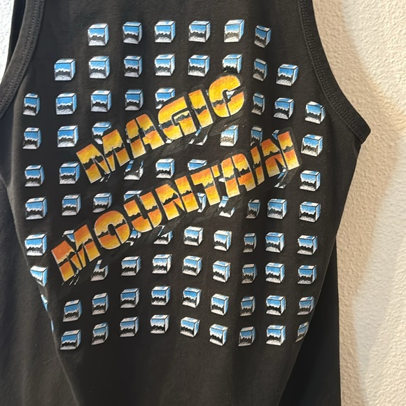 Magic Mountain graphic tank fits like a kids XL - Picture 2 of 4